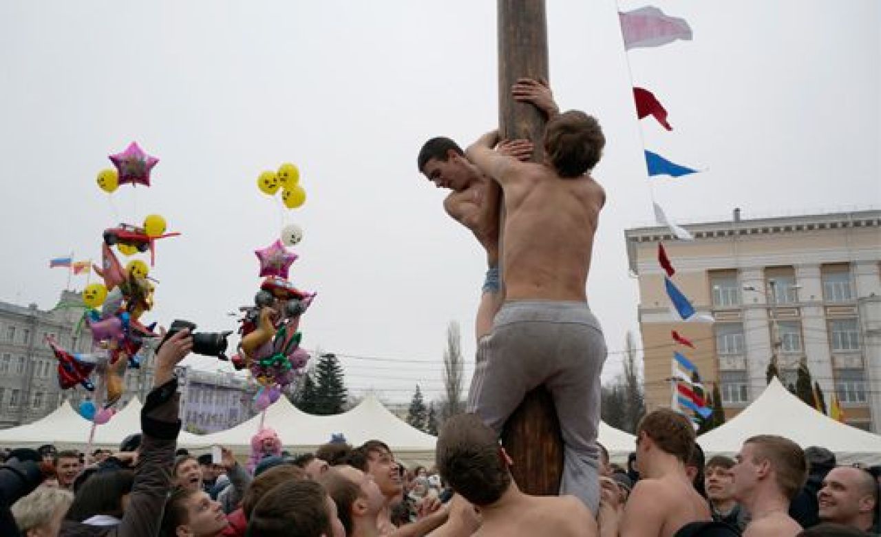 Студент из США пытался залезть на столб на площади Ленина