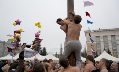 Студент из США пытался залезть на столб на площади Ленина