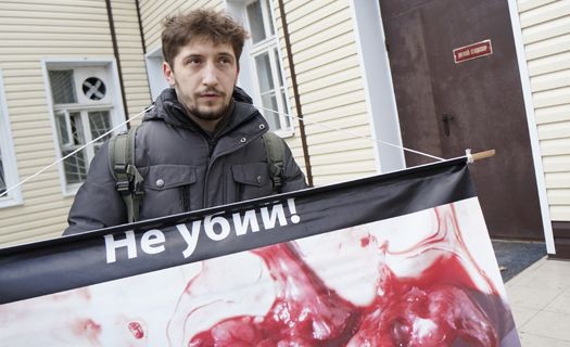 В Воронеже противника абортов пытались забрать в полицию во время пикета