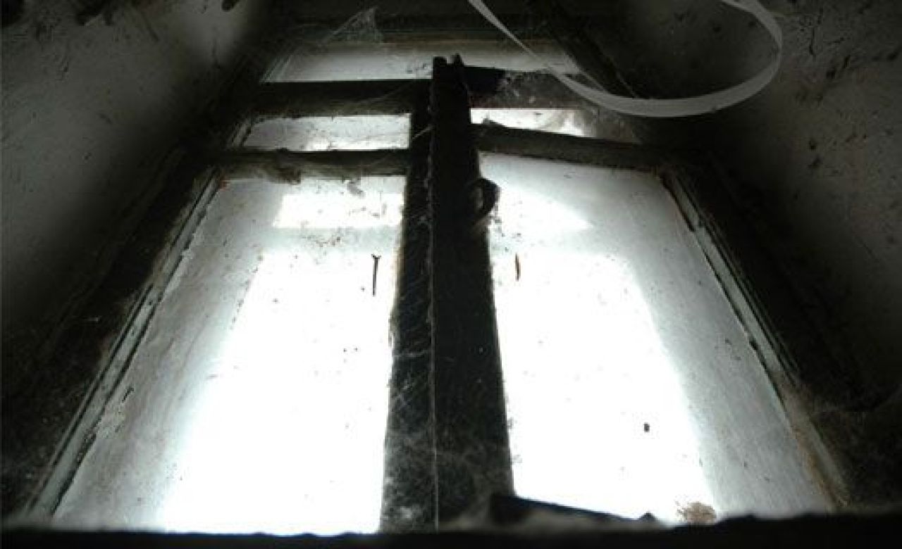 Воронежец, пробив головой стекло в подъезде, умер от потери крови