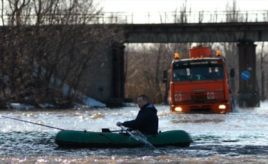 Из-за паводка в Воронеже перекрыли автодорогу вдоль реки Песчанка