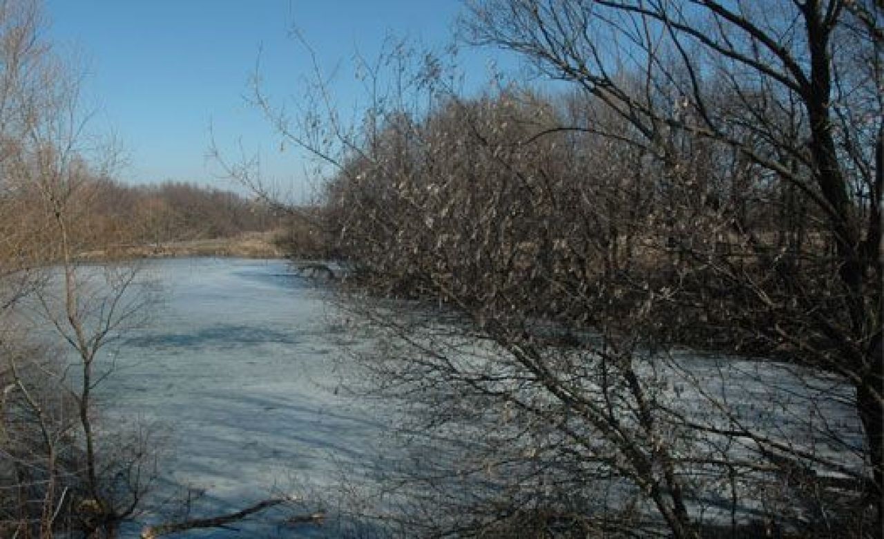 Легковушка по-прежнему в воде - достать её без присутствия хозяина незаконно (фото из архива "МОЁ!")
