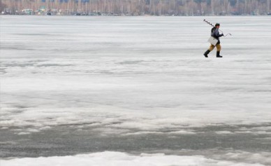 Дрейфовавших на льдине по водохранилищу рыбаков спас воронежец