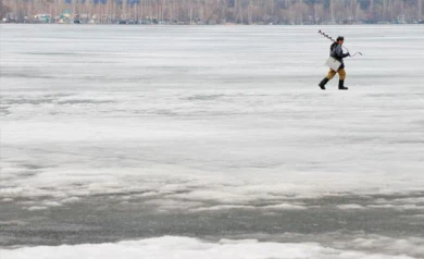 Дрейфовавших на льдине по водохранилищу рыбаков спас воронежец