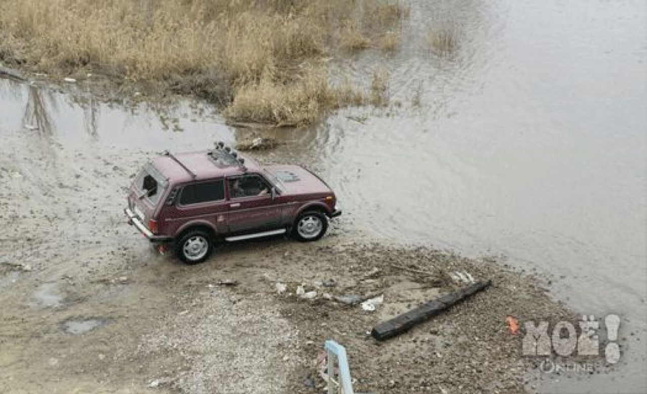 Разлившиеся берега реки Песчанка во время паводка-2013