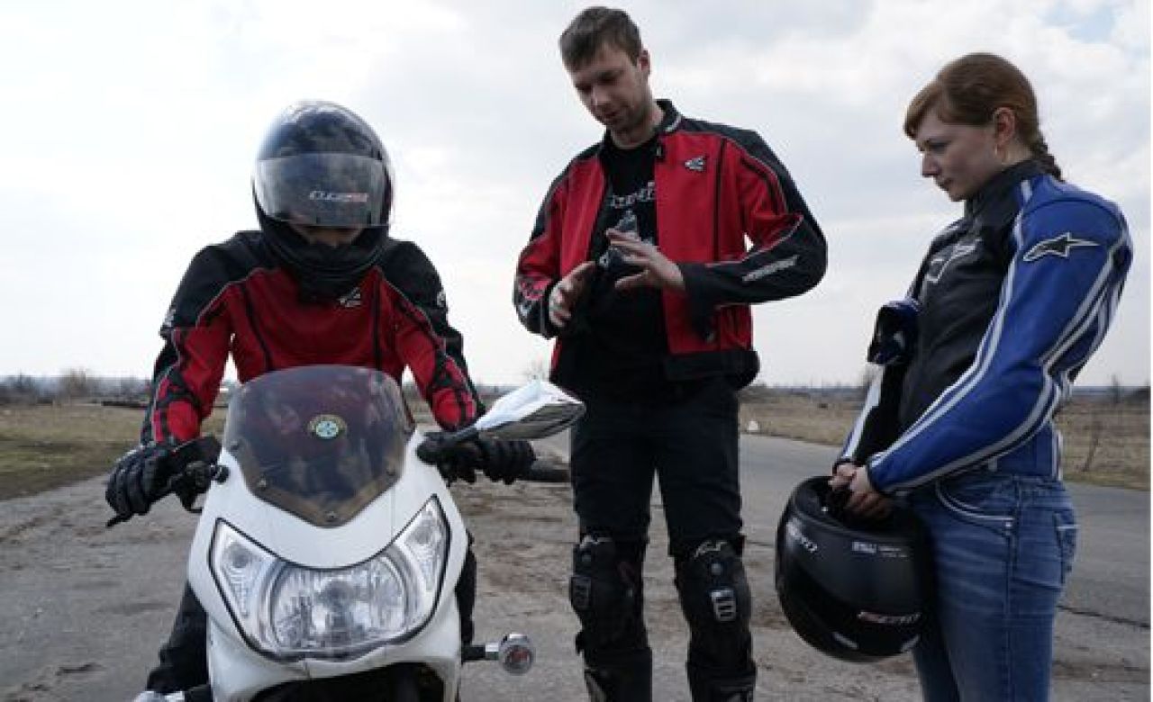 Президент общественного движения «MotoHELP!» Владимир Сабо обучает мотоциклистов езде