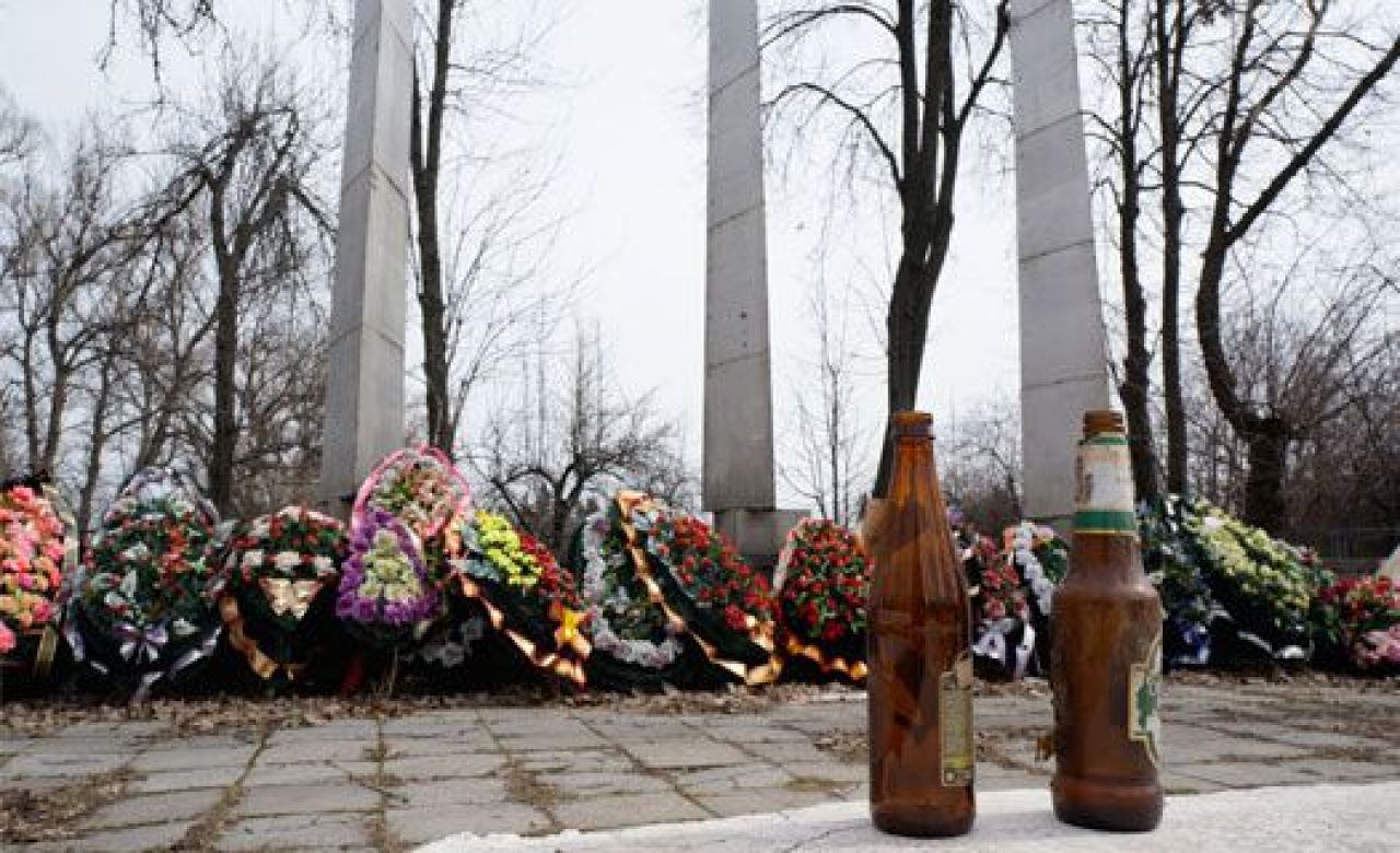 В Воронеже на братской могиле устраивают посиделки