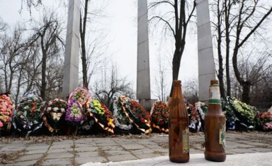 В Воронеже на братской могиле устраивают посиделки