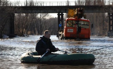 В Воронежской области из-за подтопленных мостов через реки переправляются на лод...