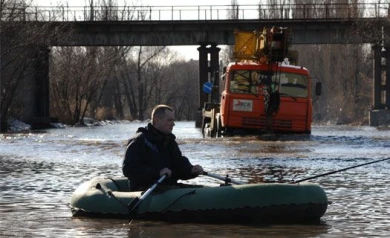 В Воронежской области из-за подтопленных мостов через реки переправляются на лодках
