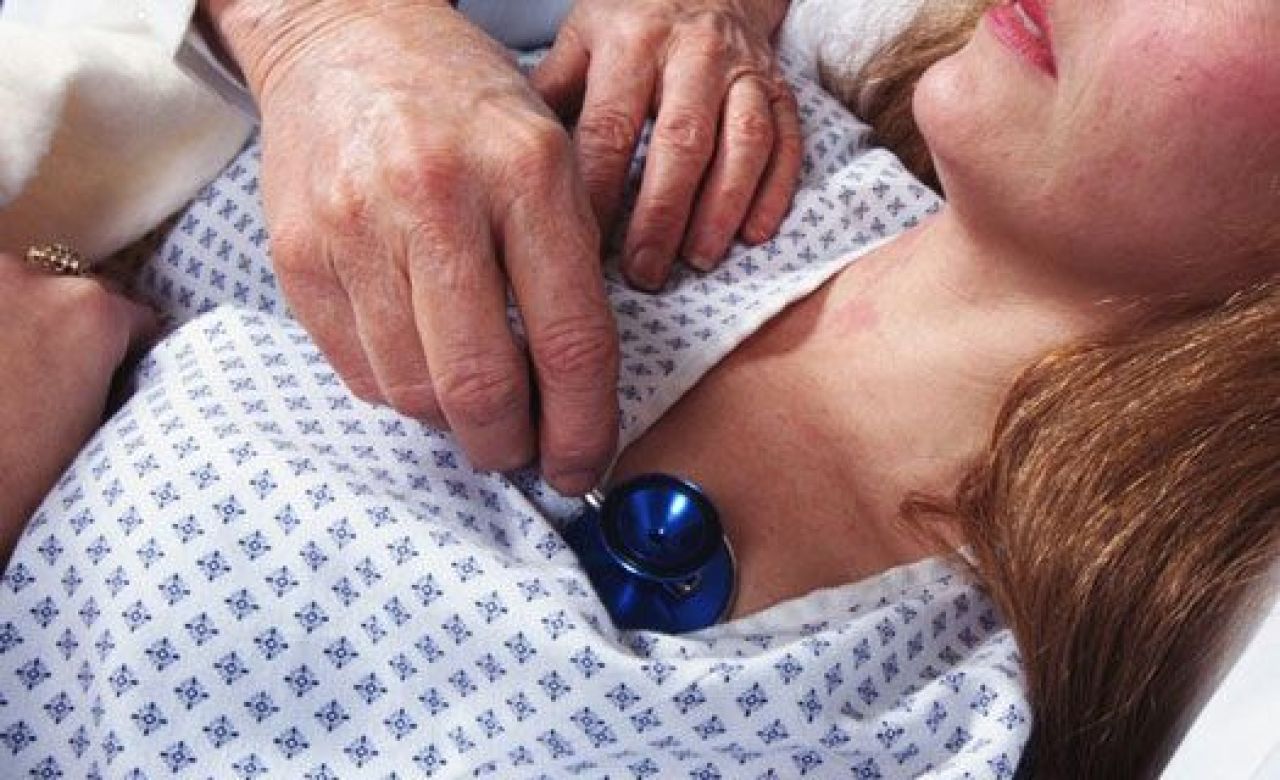 Медсестре пробили голову в парке