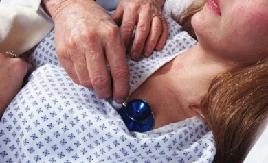 Медсестре пробили голову в парке