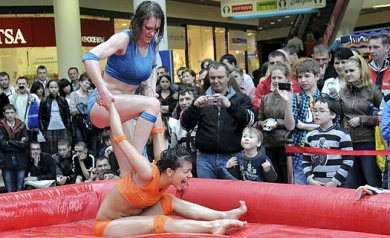 В Воронеже прошли женские бои в масле