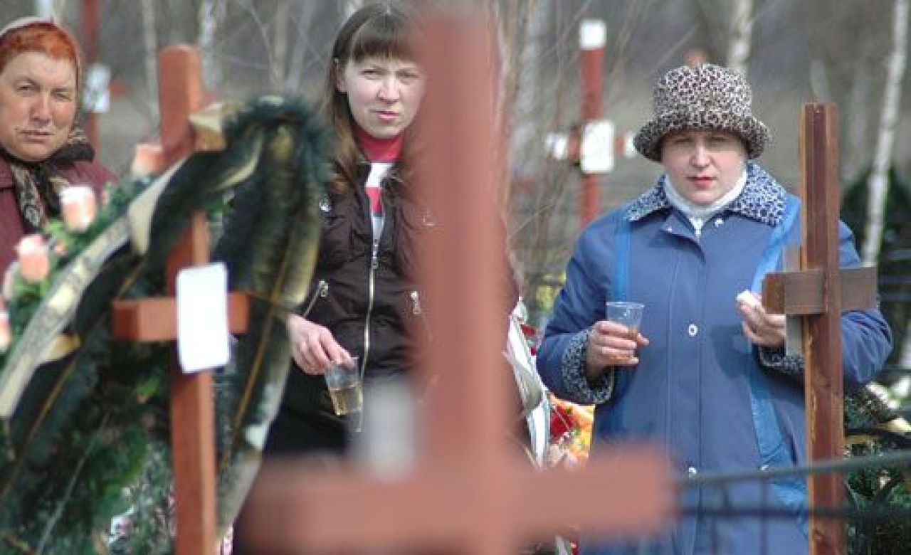 У воронежских кладбищ развернут лотки с цветами и квасом