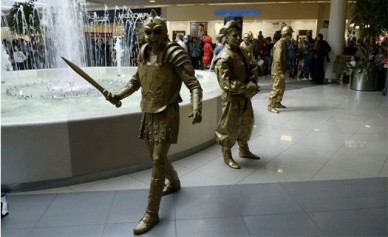 В Воронеже по торговому центру ходят статуи короля и электрика