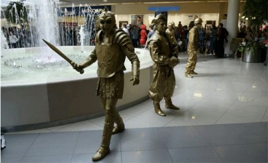 В Воронеже по торговому центру ходят статуи короля и электрика