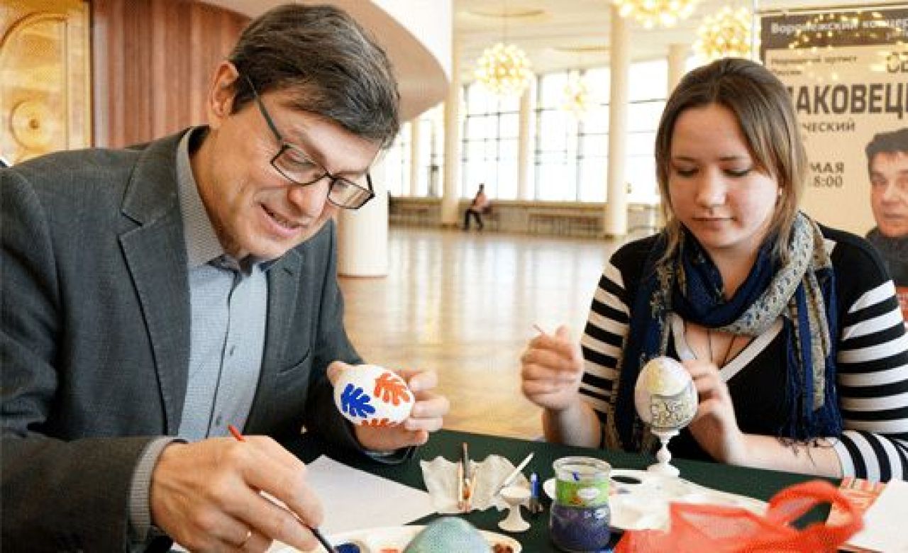 Руководитель Камерного театра Михаил Бычков потратил на украшение пасхального сувенира целый час