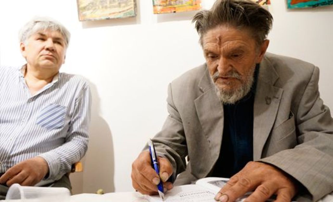 Поэт Валерий Исаянц (справа) и директор галереи Х.Л.А.М Алексей Горбунов.