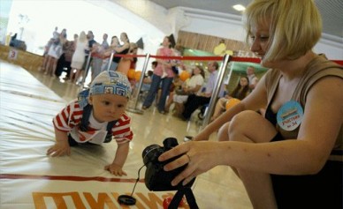 На «Чемпионате ползунков» малыши преодолевали семиметровку за 30 секунд