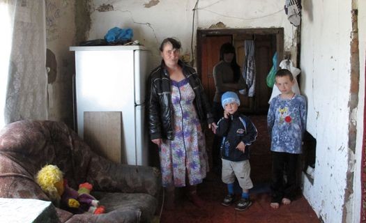Под Воронежем мать-одиночка с четырьмя детьми живет в доме с дырявыми стенами
