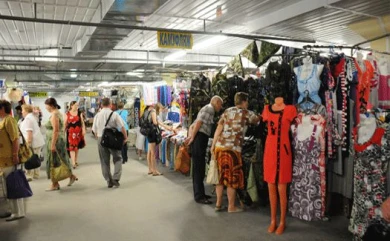 Подземную парковку на рынке «Придача» заняли продавцы одежды