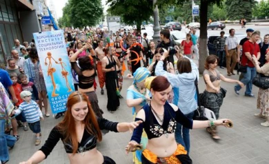 Во время шествия по проспекту Революции файерщики заменили огонь яркими лентами