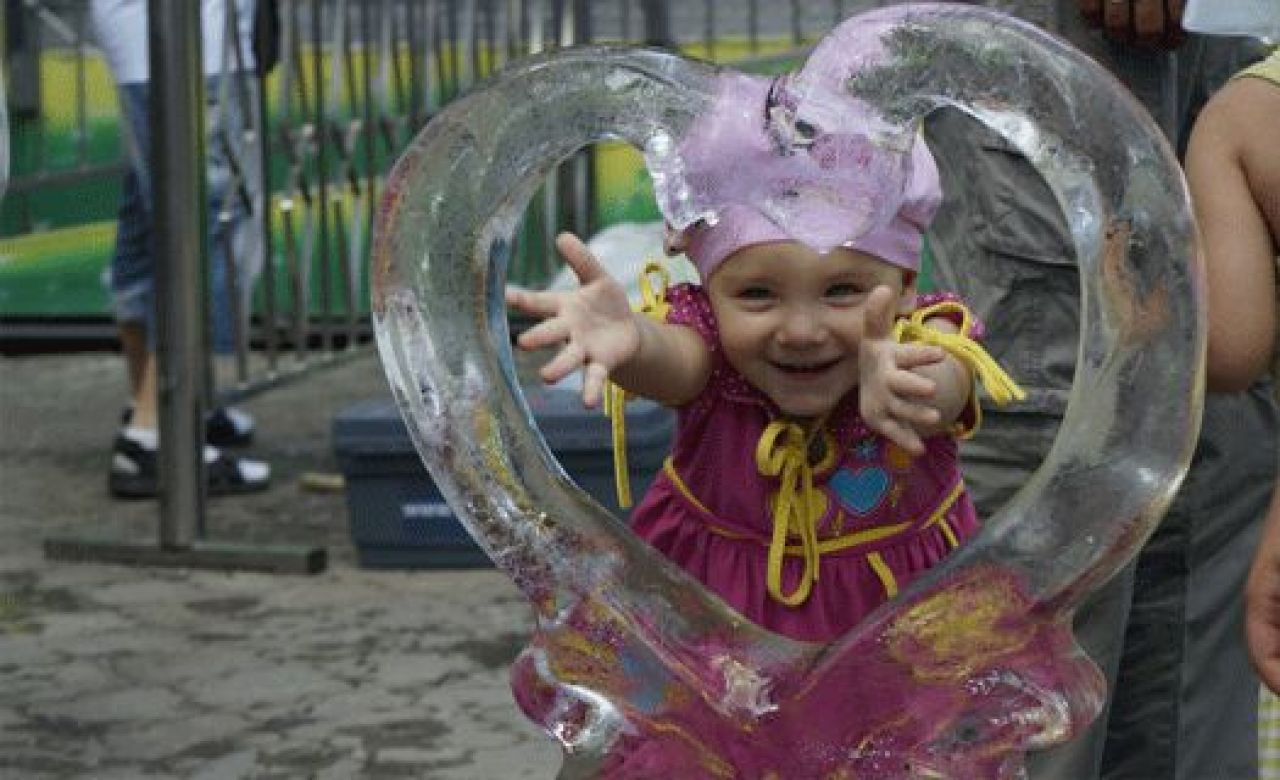 В парке «Орлёнок» дети вырезали скульптуры изо льда