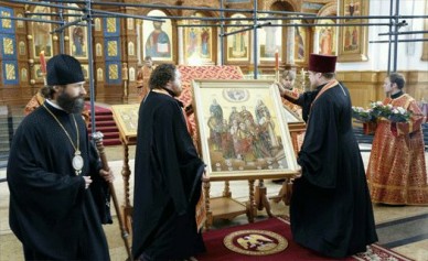 Около 300 воронежцев пришли встретить икону с мощами 13 православных святых
