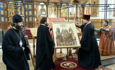 Около 300 воронежцев пришли встретить икону с мощами 13 православных святых