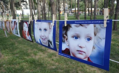 В «Алых парусах» детские фотографии развесили на бельевых верёвках