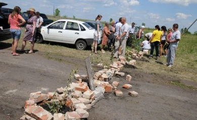 Активисты антиникелевого движения поставили перед УГМК барьер из деревьев