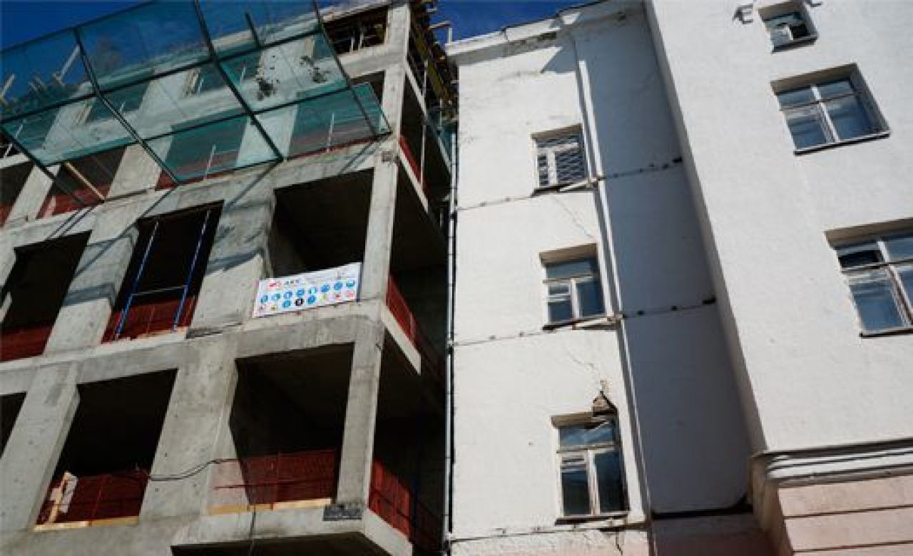 Будущая гостиница вплотную подходит к библиотеке имени Никитина .