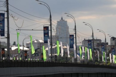 На Чернавском мосту свалили флаги Платоновского фестиваля