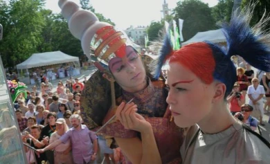 На Книжной ярмарке каталонские мастера превращали парней в индейцев, а девушек в цветы