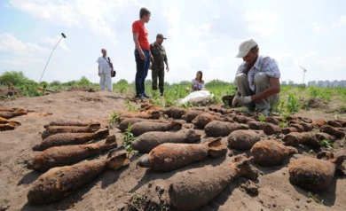 На поле напротив «Военного городка» случайно раскопали 200 боеприпасов
