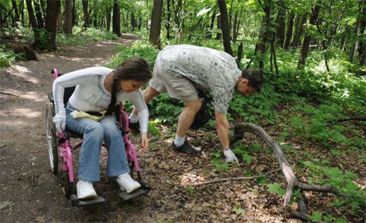 Жительница Воронежа на инвалидной коляске каждый день убирает лес на ул. Ломоносова