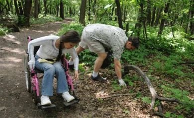 Жительница Воронежа на инвалидной коляске каждый день убирает лес на ул. Ломоносова