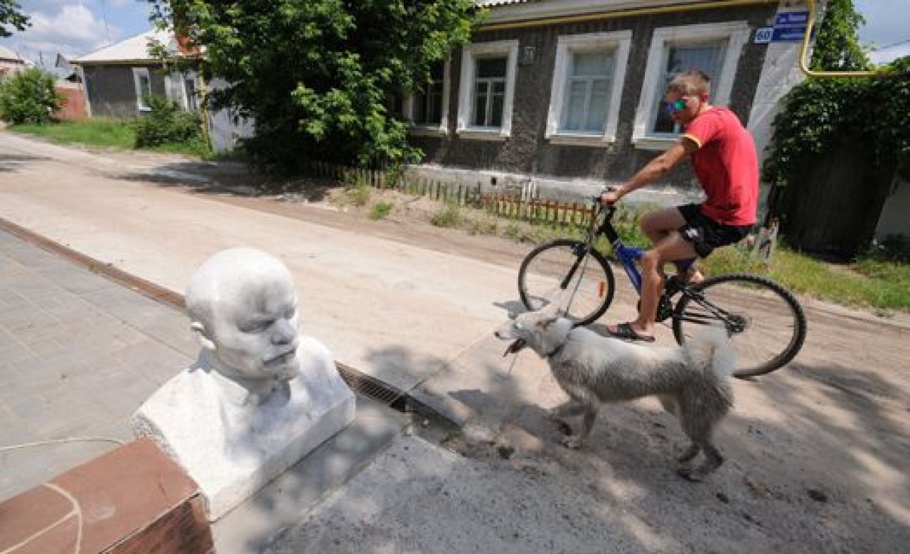 В Воронеже бюст Ленина используют в качестве ограждения