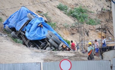 На строительстве высотки у Чернавского моста перевернулся автокран