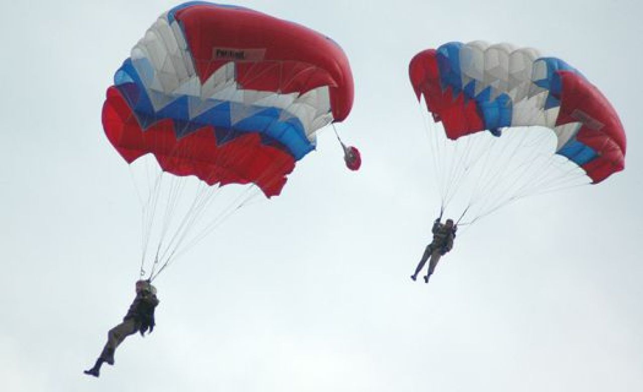 показательные прижки парашютистов
