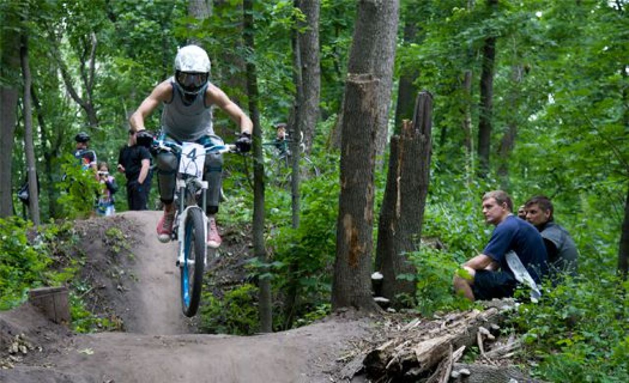 Воронежские велосипедисты устроили экстремальные велогонки между деревьями