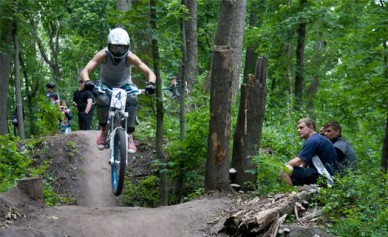 Воронежские велосипедисты устроили экстремальные велогонки между деревьями