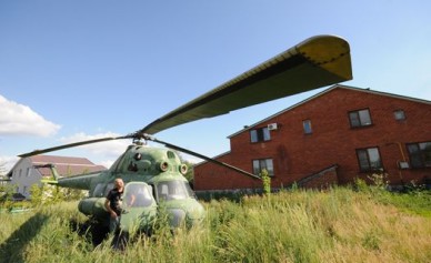 В Семилуках хозяин частного дома поставил во дворе вертолёт Ми-2