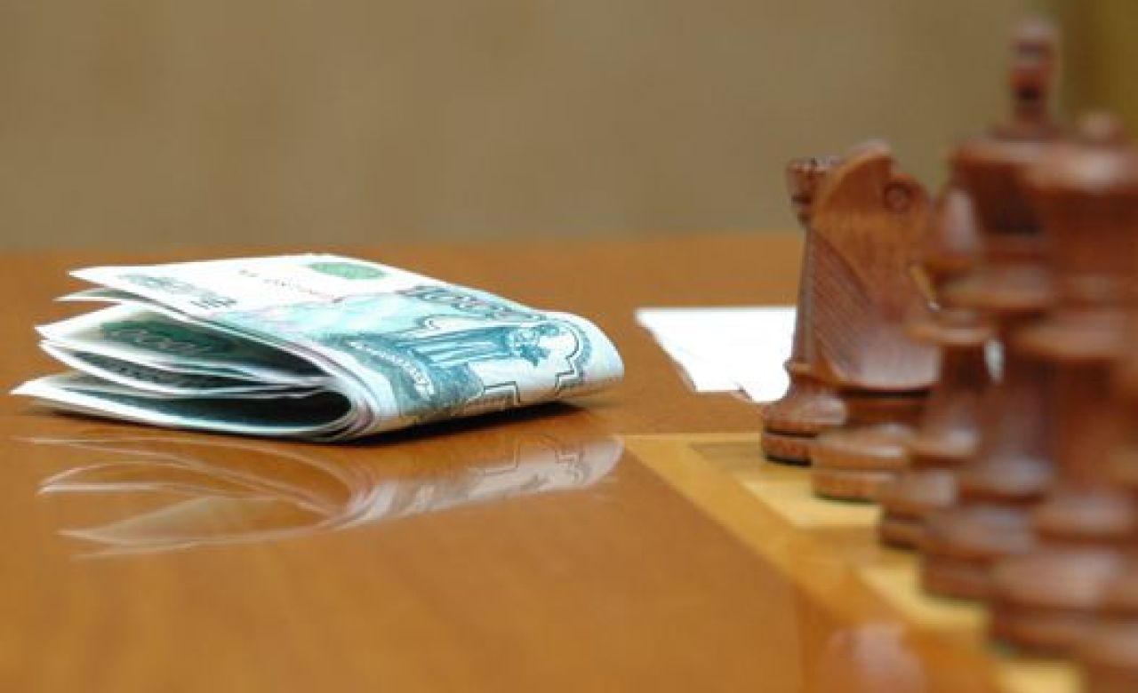 Глава села под Воронежем за взятки выдавал липовые справки продавцам продуктов