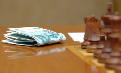 Глава села под Воронежем за взятки выдавал липовые справки продавцам продуктов