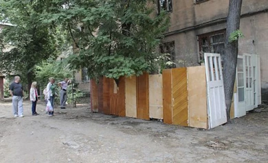 Жильцы воронежской двухэтажки воюют с соседкой, которая завалила мусором квартиру и двор
