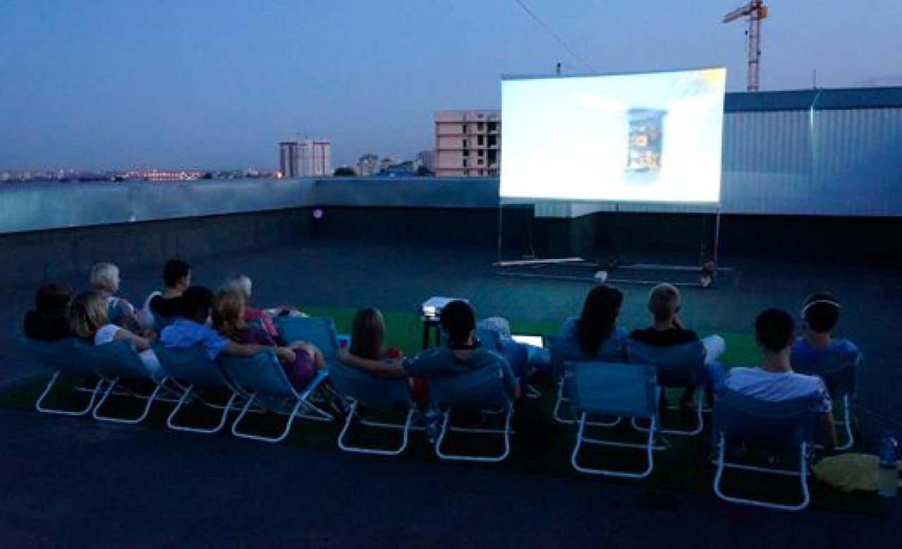 В Воронеже появился первый летний киноклуб на крыше