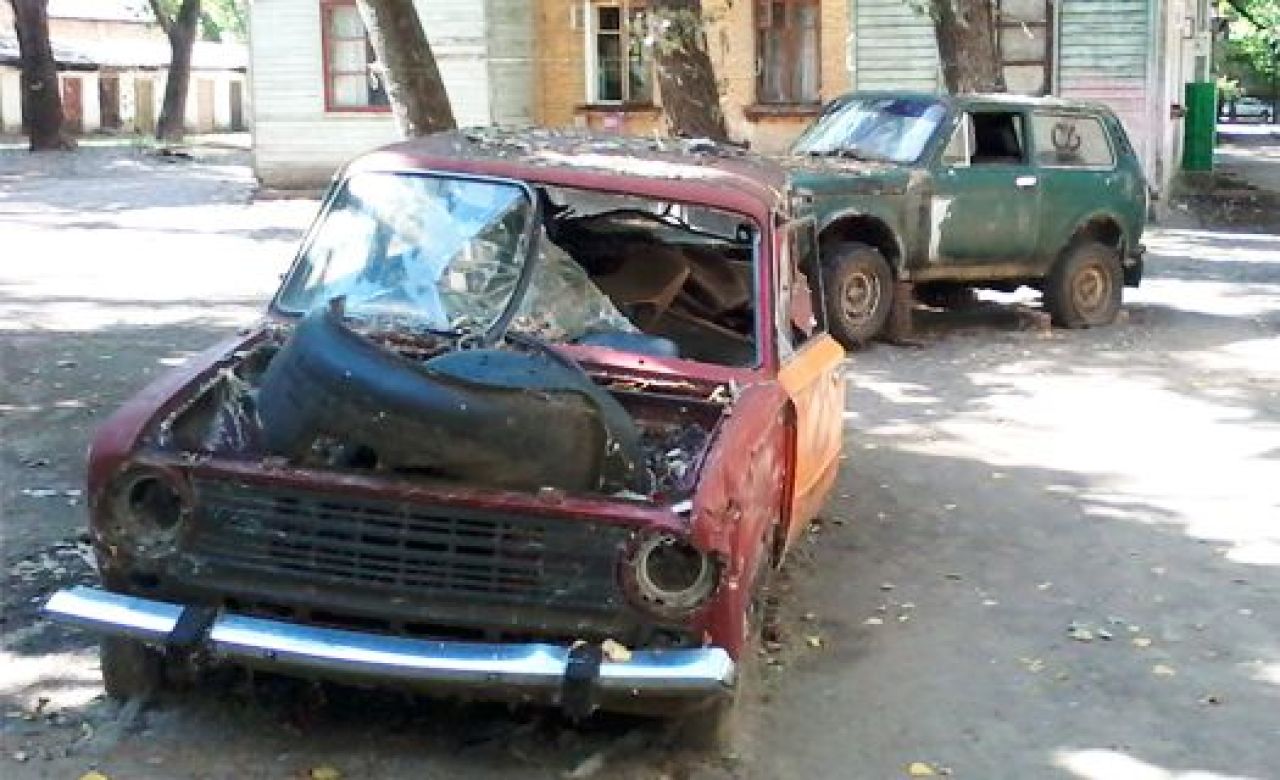брошенный автомобиль в воронежском дворе