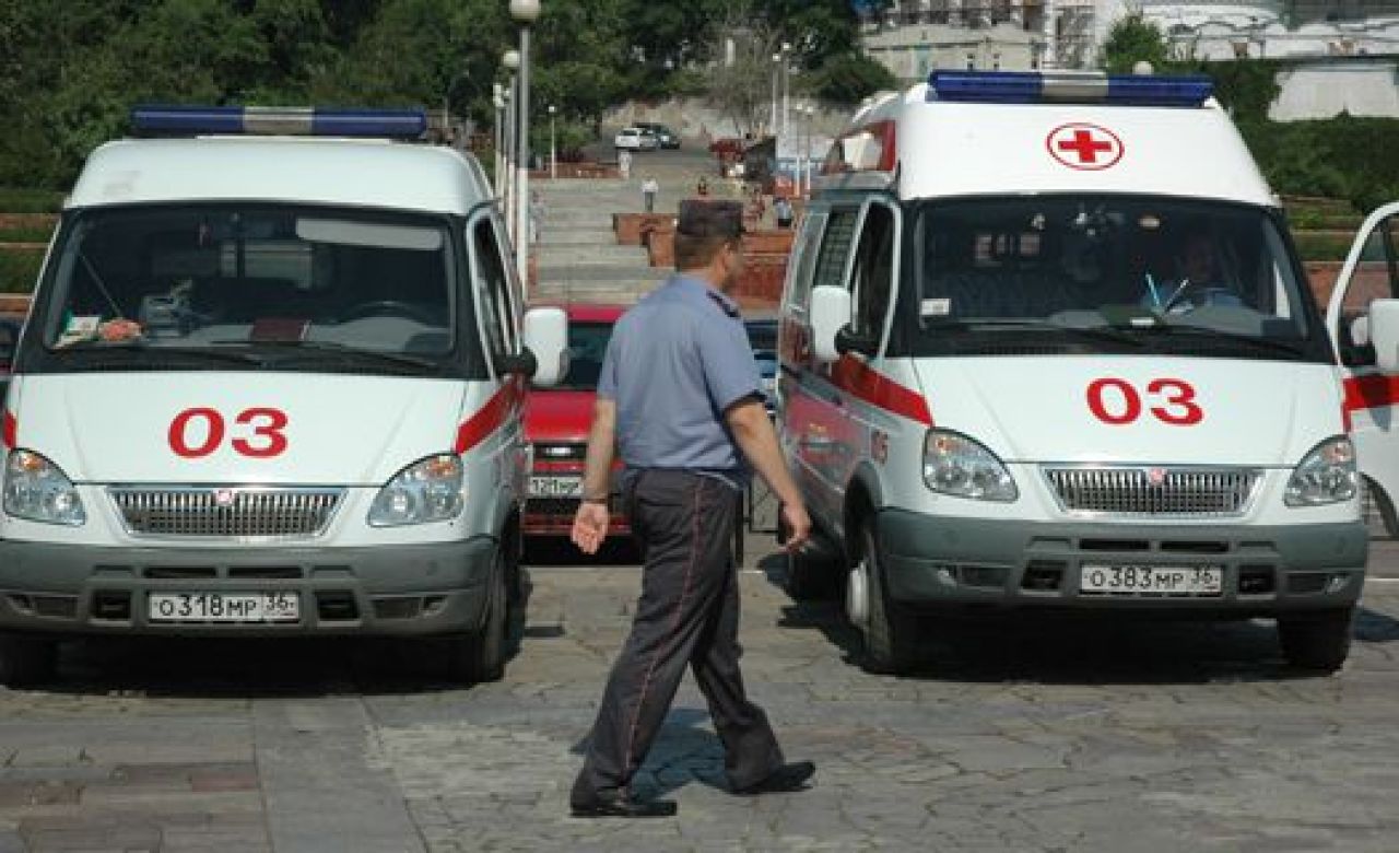 Под Воронежем легковушка врезалась в пригородный автобус