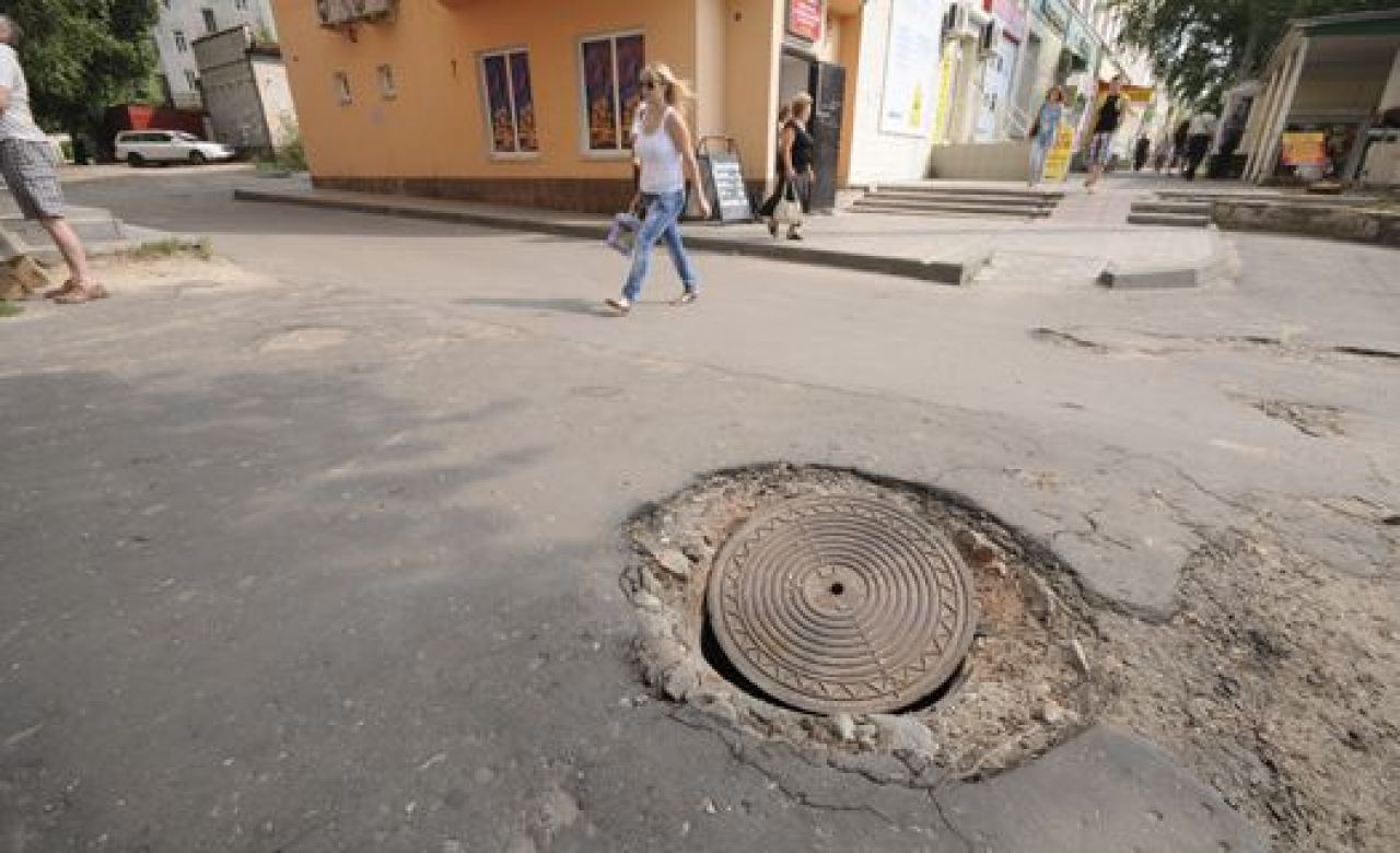 Люк на Ленинском проспекте, в который провалилась женщина с ребёнком